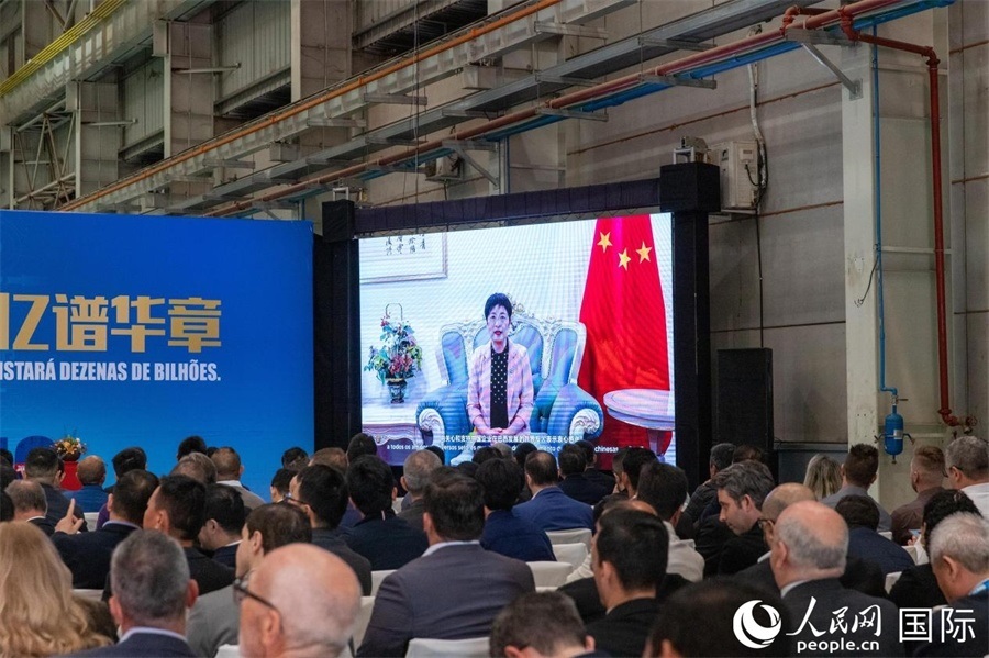 中國(guó)駐里約熱內(nèi)盧總領(lǐng)事田敏在視頻致辭中表示，中國(guó)是米納斯吉拉斯州第一大貿(mào)易伙伴和重要投資來源國(guó)。近年來，雙方在貿(mào)易投資、科技創(chuàng)新、裝備制造、人文交流等領(lǐng)域開展了富有成果的合作。 人民日?qǐng)?bào)社拉美中心分社 威廉·科埃略·維亞納攝