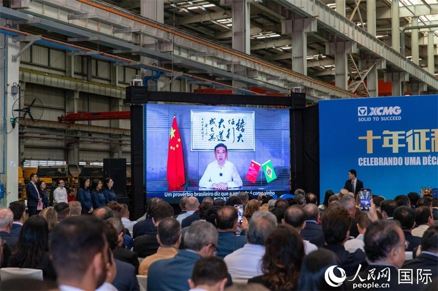徐工集團(tuán)、徐工機(jī)械董事長(zhǎng)楊東升在視頻致辭中表示，徐工作為中國(guó)工程機(jī)械的排頭兵，堅(jiān)定不移實(shí)施國(guó)際化主戰(zhàn)略，投資運(yùn)營(yíng)的徐工巴西制造基地成為見證中巴友誼的標(biāo)桿示范。 人民日?qǐng)?bào)社拉美中心分社 威廉·科埃略·維亞納攝