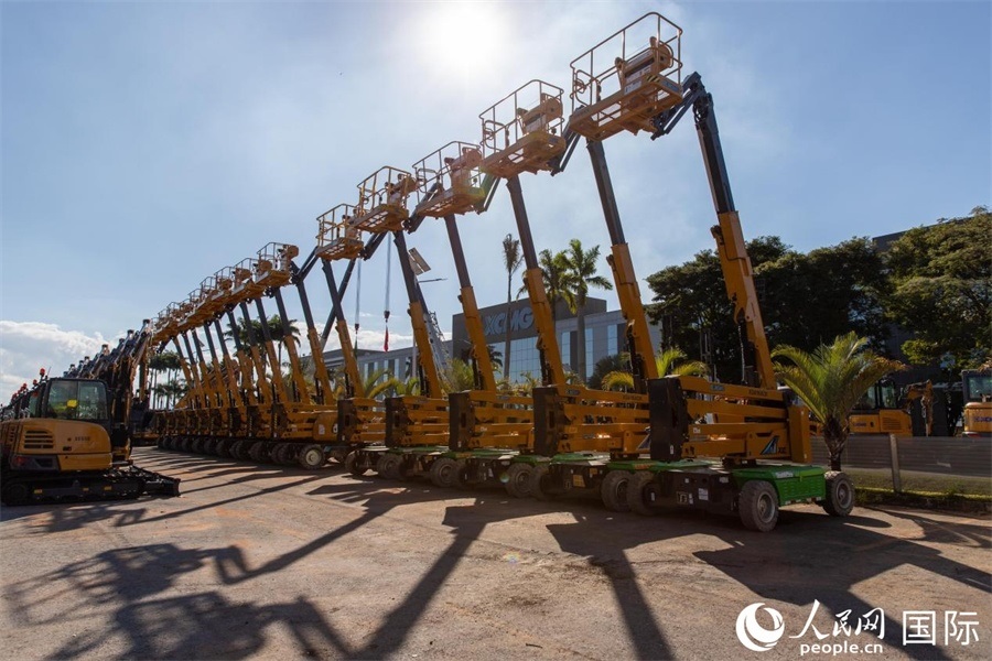 在徐工巴西制造生產(chǎn)基地，一批完成生產(chǎn)的設(shè)備正準(zhǔn)備交付客戶。 人民日?qǐng)?bào)社拉美中心分社 威廉·科埃略·維亞納攝