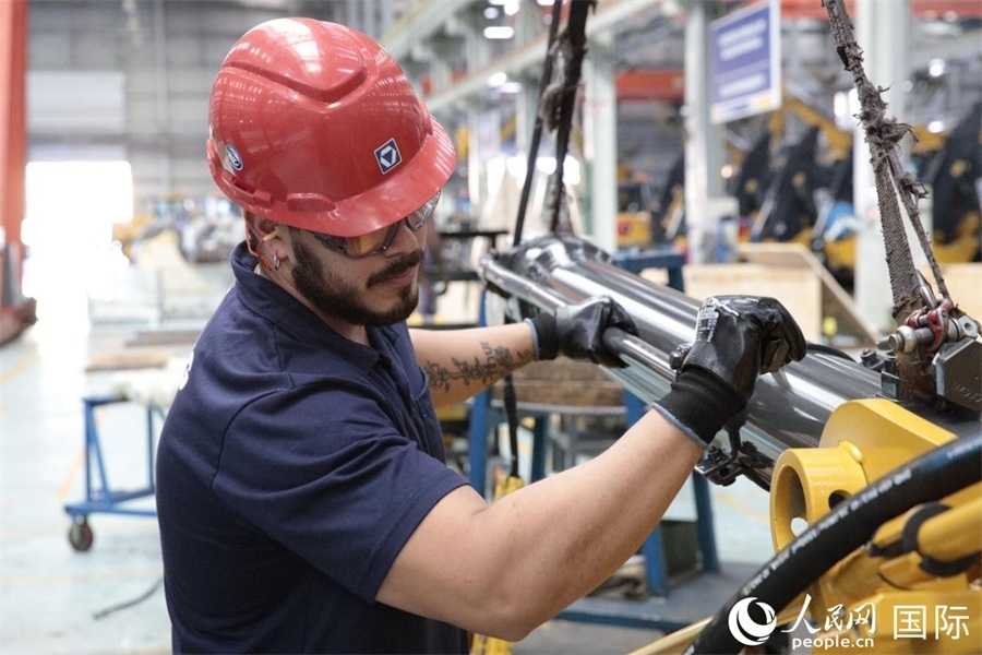 一名徐工巴西制造基地的當(dāng)?shù)貑T工正在進(jìn)行設(shè)備安裝和調(diào)試。 人民日?qǐng)?bào)社拉美中心分社 威廉·科埃略·維亞納攝