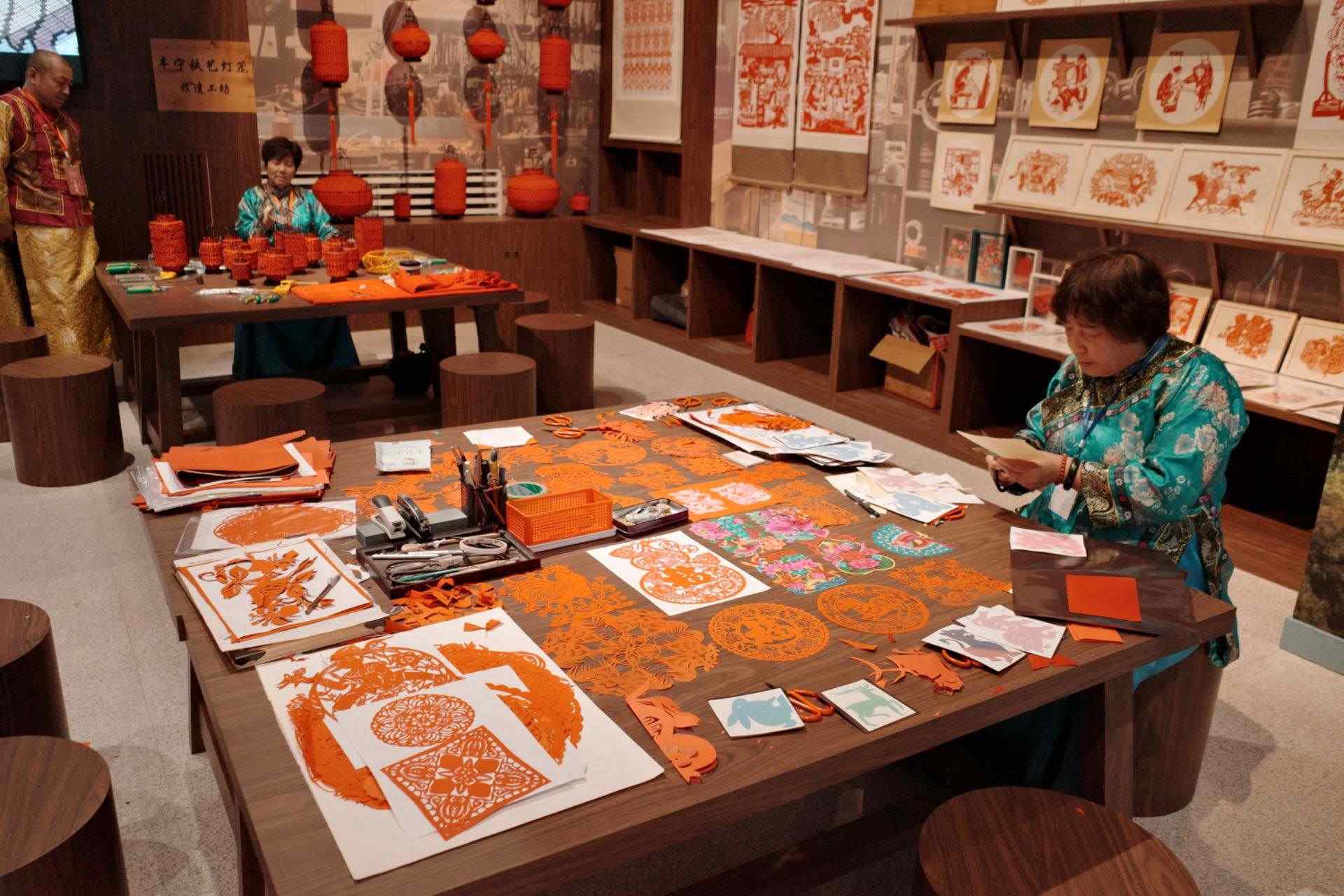 “氣象萬千——中國非遺保護(hù)實(shí)踐主題展”上，非遺傳承人現(xiàn)場展示。人民網(wǎng)記者 劉微攝