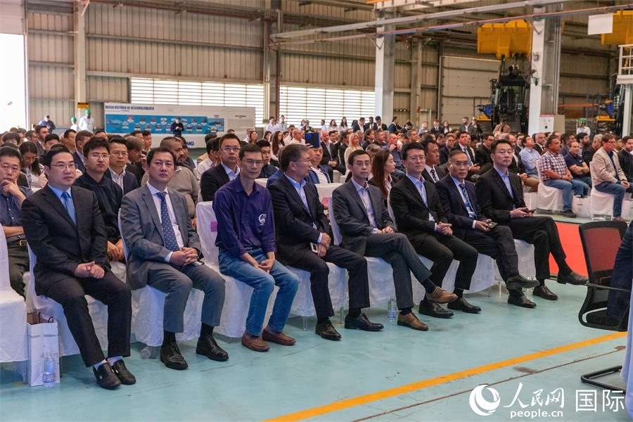 巴西米納斯吉拉斯州、波蘇阿雷格里市政府官員，徐工巴西制造的供應(yīng)商、經(jīng)銷商、客戶伙伴和員工代表，以及在巴中資機(jī)構(gòu)代表等200多人，出席了徐工巴西制造投產(chǎn)運(yùn)營(yíng)10周年暨第23456臺(tái)產(chǎn)品下線儀式。 人民網(wǎng) 威廉·科埃略·維亞納攝