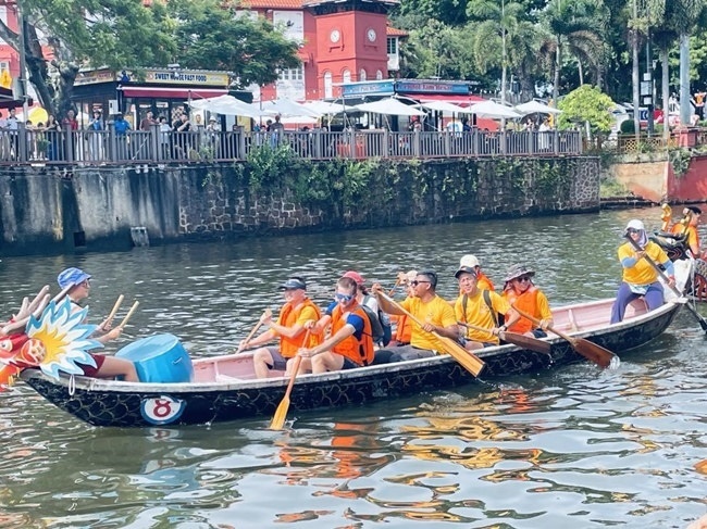 多元種族共同奮輯前進(jìn)，體驗(yàn)在馬六甲河劃龍舟，引來(lái)大批游客駐足圍觀。組委會(huì)供圖