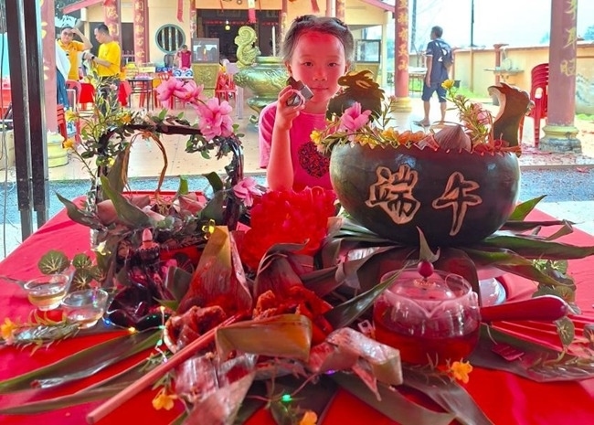 小朋友展示學(xué)裹粽子的成品照。組委會(huì)供圖