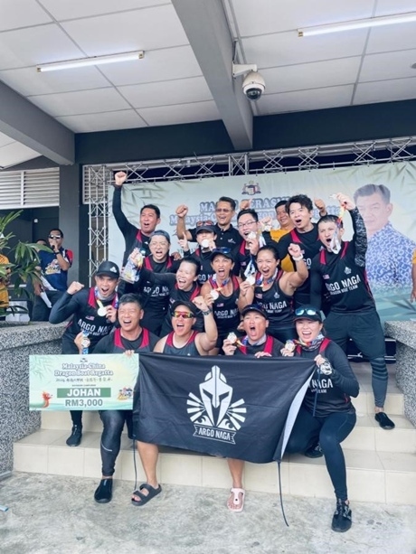 全體隊(duì)員歡慶取得混合組冠軍。組委會(huì)供圖