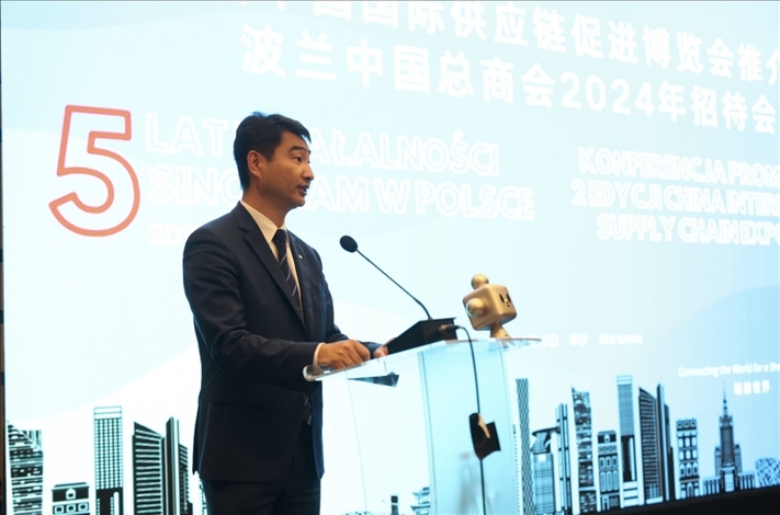 波蘭中國總商會會長胡新元致辭。