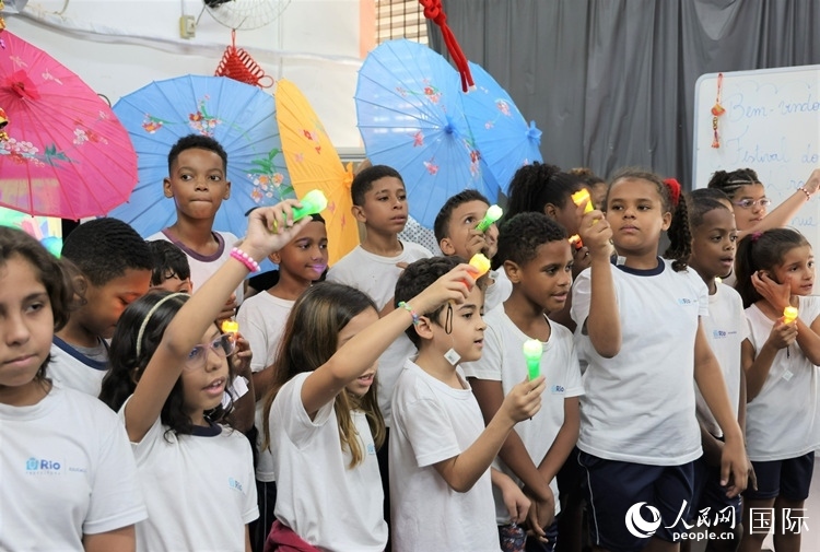 端午節(jié)活動在里約薩繆爾·韋納公立學(xué)校舉辦，該校師生合唱中文歌曲。 人民網(wǎng)記者 時元皓攝