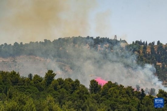 6月12日，以色列北部加利利地區(qū)遭受火箭彈襲擊后冒出滾滾濃煙。新華社發(fā)（阿亞爾·馬戈林?jǐn)z/基尼圖片社）