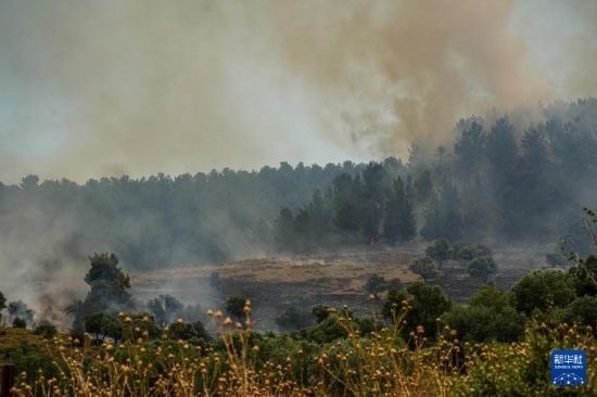  6月12日，以色列北部加利利地區(qū)遭受火箭彈襲擊后冒出滾滾濃煙。新華社發(fā)（阿亞爾·馬戈林?jǐn)z/基尼圖片社）