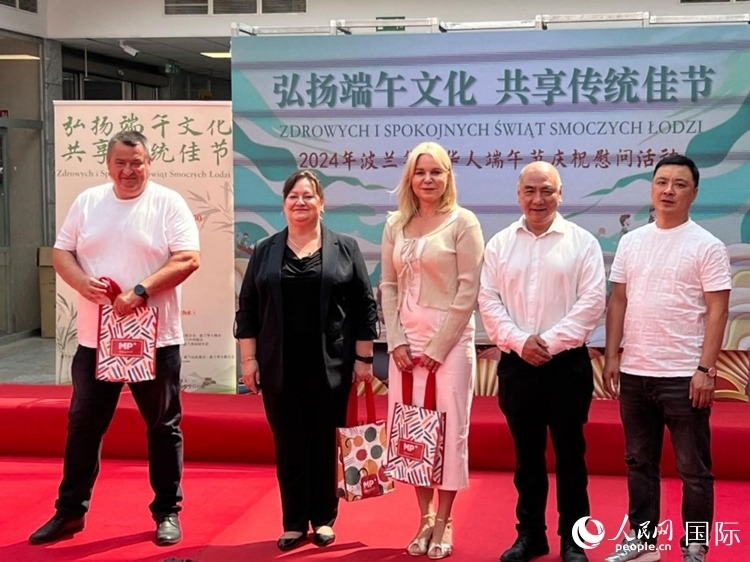 向波蘭友人發(fā)放端午節(jié)慰問品。人民網(wǎng)記者 李增偉攝