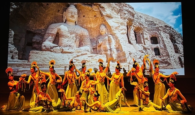 展演現(xiàn)場，同學們在表演節(jié)目《云岡飛天印象》。校方供圖