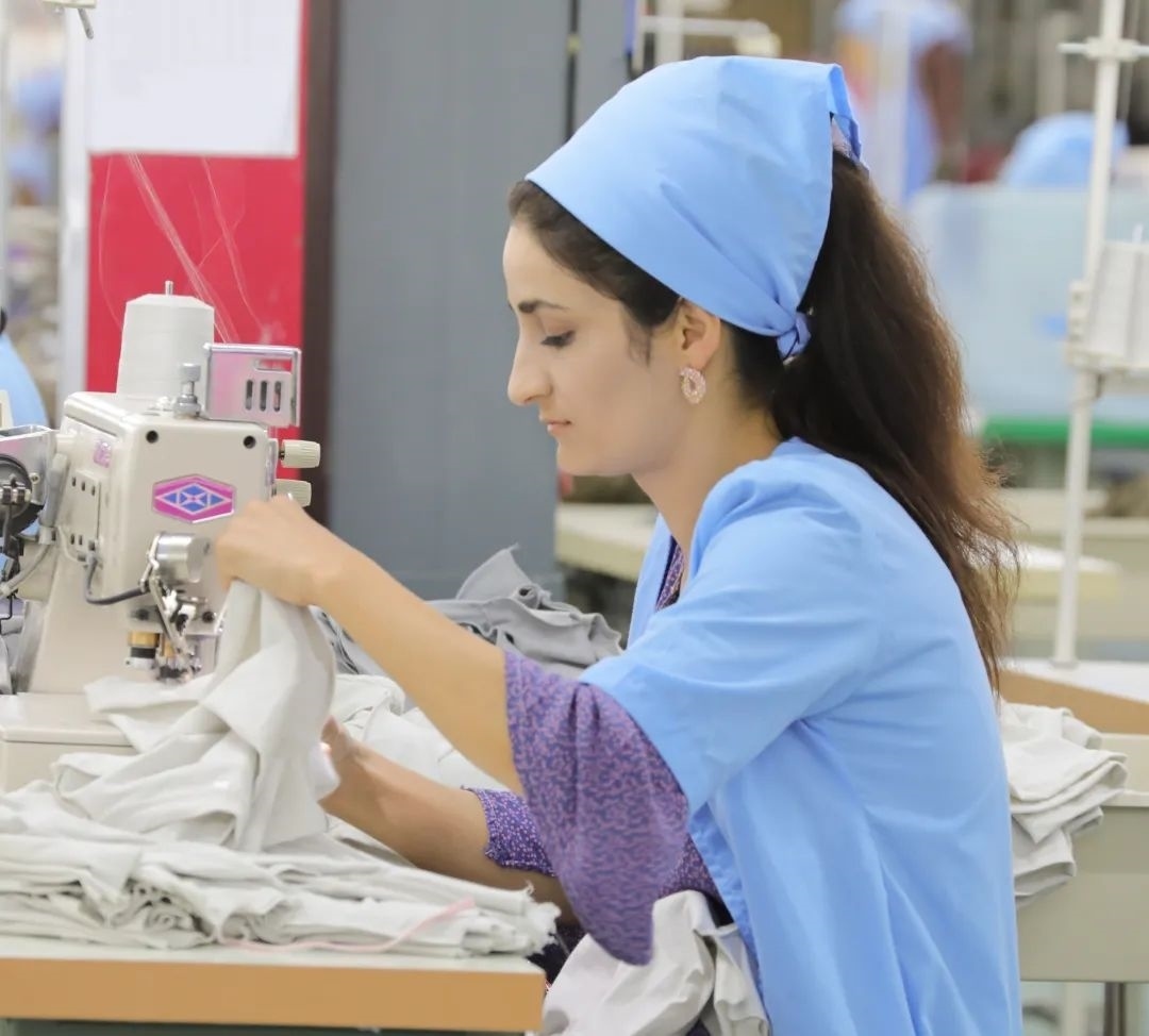 當?shù)毓と苏谶M行成衣縫紉。胡澤曦攝