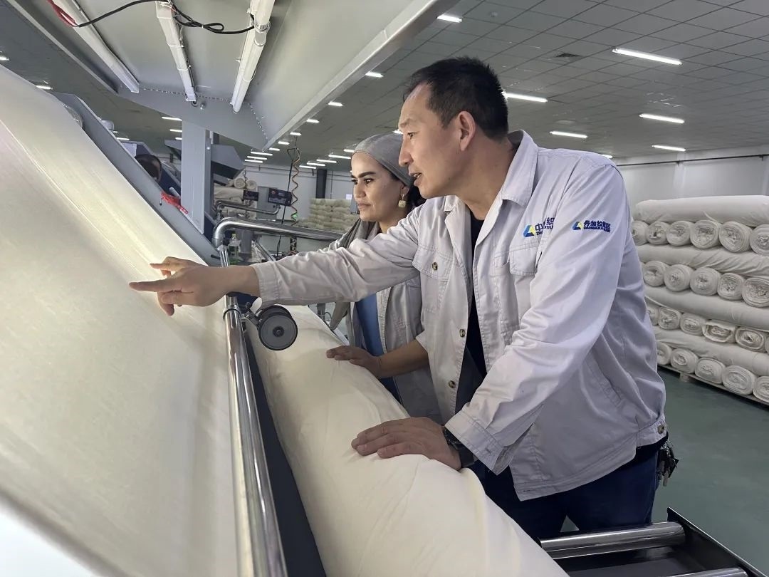 中方技術人員正在指導當?shù)毓と?。屈佩攝