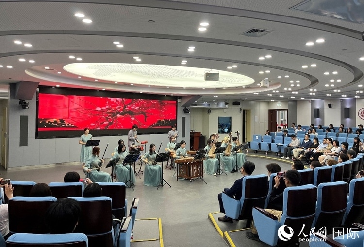 北京第二外國語學(xué)院學(xué)生帶來民樂表演。人民網(wǎng)記者 陳思攝