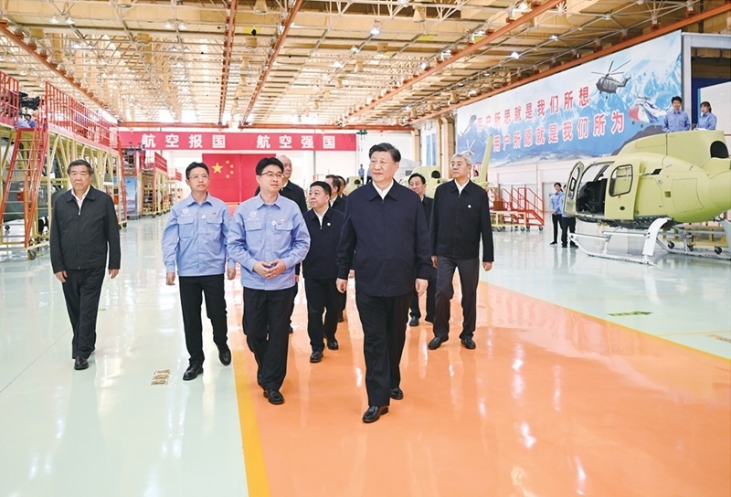 2023年10月10日至13日，中共中央總書記、國家主席、中央軍委主席習(xí)近平在江西考察。這是11日上午，習(xí)近平在景德鎮(zhèn)市昌河飛機(jī)工業(yè)（集團(tuán)）有限公司考察。 新華社記者 燕雁/攝