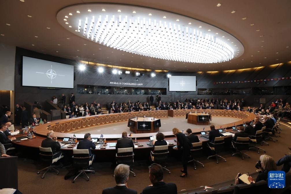 這是6月14日在比利時(shí)布魯塞爾北約總部拍攝的北約防長(zhǎng)會(huì)現(xiàn)場(chǎng)。新華社記者 趙丁喆 攝
