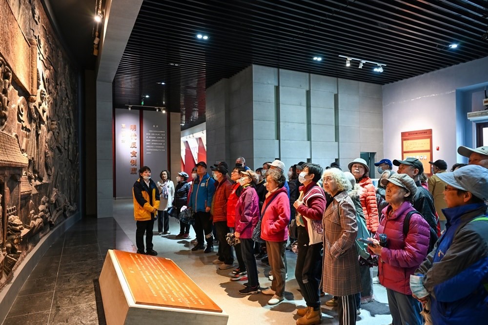 △ 2024年4月10日，北京朝陽區(qū)安慧里社區(qū)黨委組織離退休黨員參觀“明鏡昭廉”明代反貪尚廉歷史文化園。