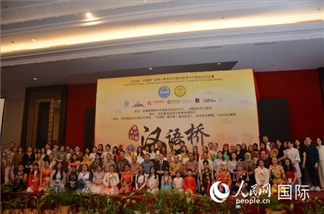 出席閉幕典禮的嘉賓、學(xué)校師生及獲獎(jiǎng)選手等合影留念。人民網(wǎng)記者李培松攝