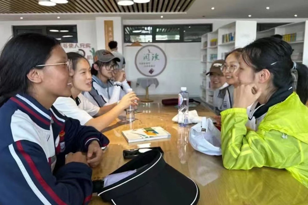 2023年7月10日，在果洛西寧民族中學(xué)，上海市大同中學(xué)學(xué)生（右）與果洛西寧民族中學(xué)學(xué)生交流。新華社發(fā)（果洛州教育局供圖）