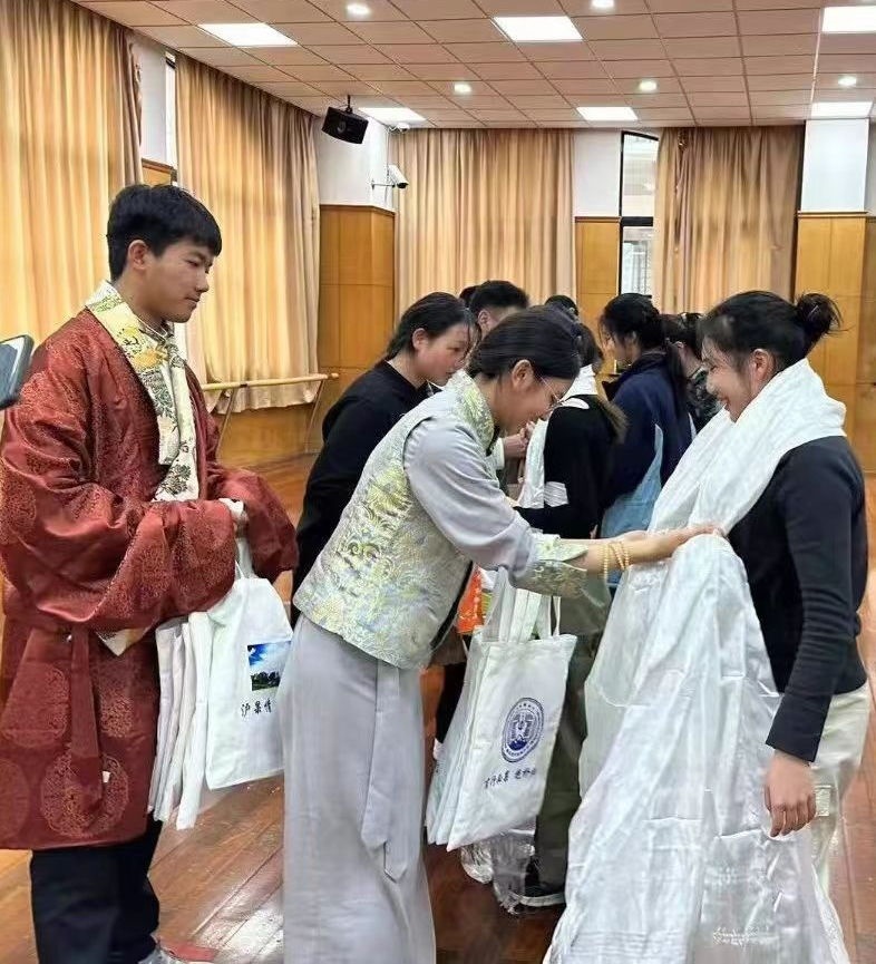 2024年1月18日，在上海市大同中學(xué)，果洛西寧民族中學(xué)學(xué)生給上海大同中學(xué)師生獻(xiàn)哈達(dá)。新華社發(fā)（果洛州教育局供圖）