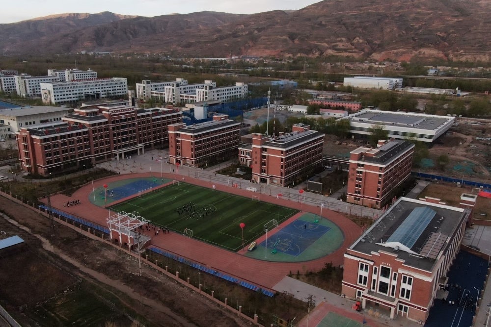 2021年4月28日拍攝的果洛西寧民族中學(xué)（無人機(jī)照片）。