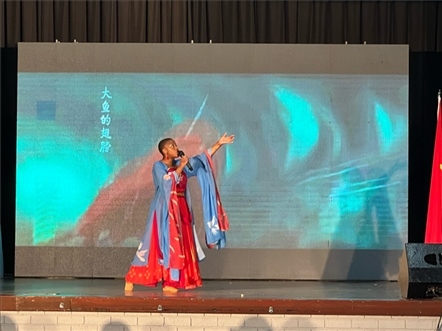 一等獎(jiǎng)獲得者彩翼進(jìn)行才藝表。（圖片來(lái)源：孔子課堂）