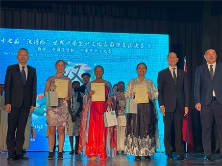 李旭東教育參贊（左一）與赴華參賽選手等合影留念。（圖片來(lái)源：孔子課堂）