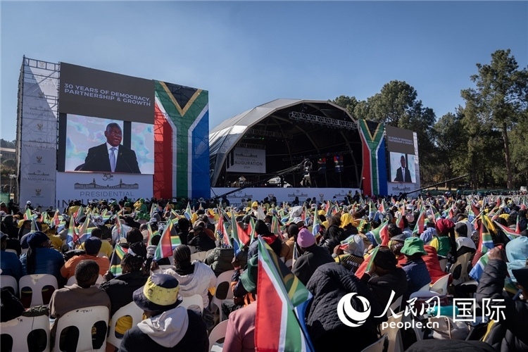 南非民眾觀看拉馬福薩總統(tǒng)就職演說。 人民日?qǐng)?bào)非洲中心分社 希拉茲·莫林?jǐn)z