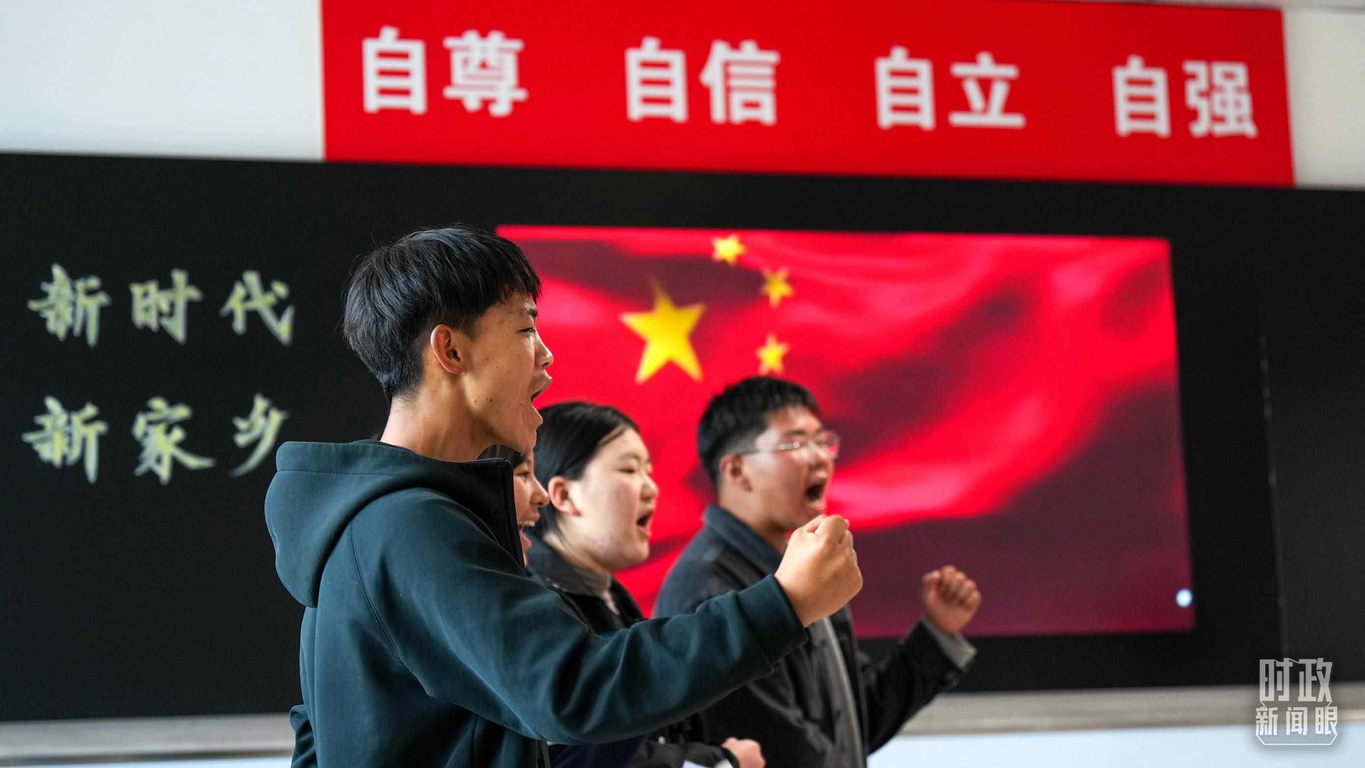 △果洛西寧民族中學(xué)高一（1）班的“新時(shí)代、新家鄉(xiāng)”主題思政課。（總臺(tái)央視記者許永松、國(guó)廣記者李晉拍攝）