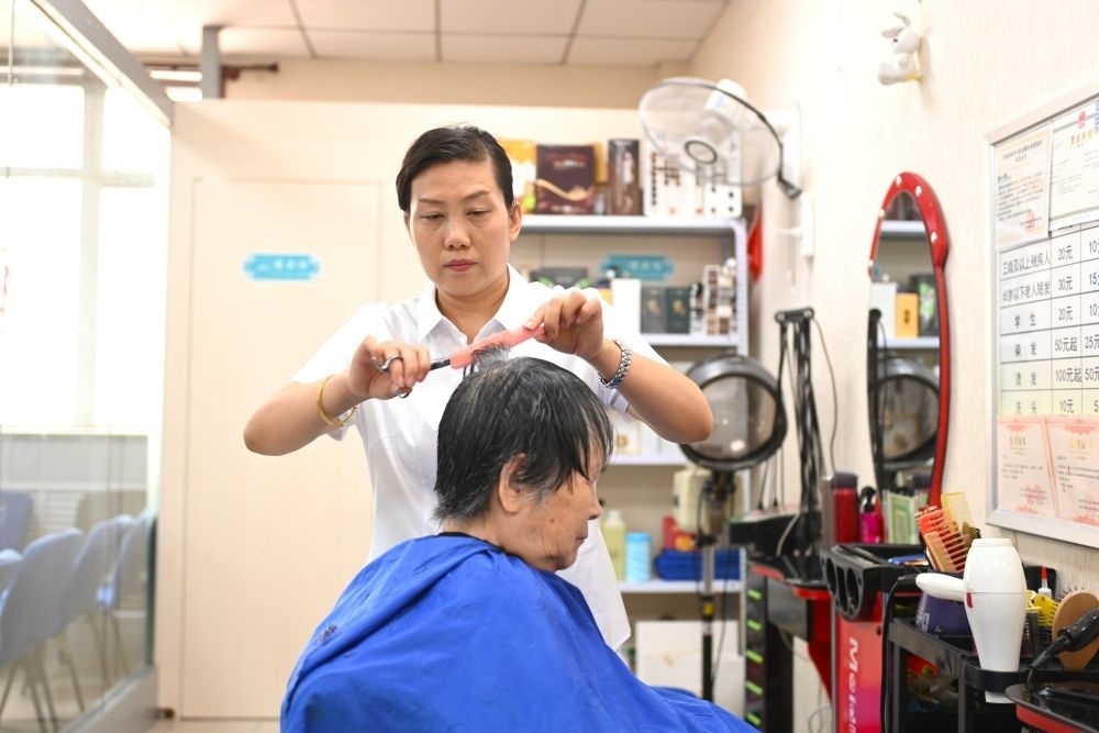6月20日，長城花園社區(qū)的志愿者為居民理發(fā)。