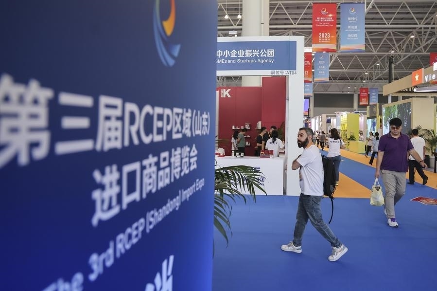2023年8月18日，人們?cè)诘谌龑肦CEP區(qū)域（山東）進(jìn)口商品博覽會(huì)上參觀。新華社發(fā)（許傳寶 攝）