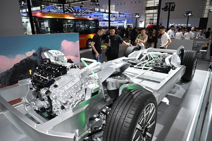這是在博覽會(huì)現(xiàn)場(chǎng)拍攝的一款智能網(wǎng)聯(lián)汽車平臺(tái)架構(gòu)（6月20日攝）。新華社記者 孫凡越 攝