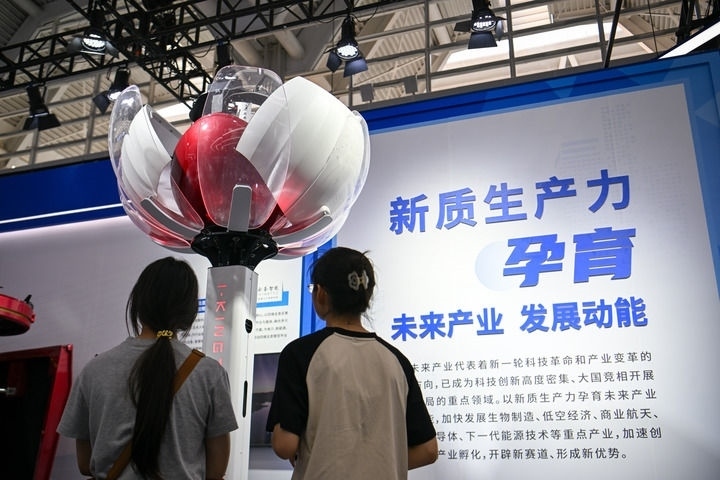 6月20日，與會(huì)者參觀天津云圣智能科技有限責(zé)任公司展區(qū)展出的“圣·寶蓮燈”全自主無人機(jī)巡檢系統(tǒng)。新華社記者 孫凡越 攝