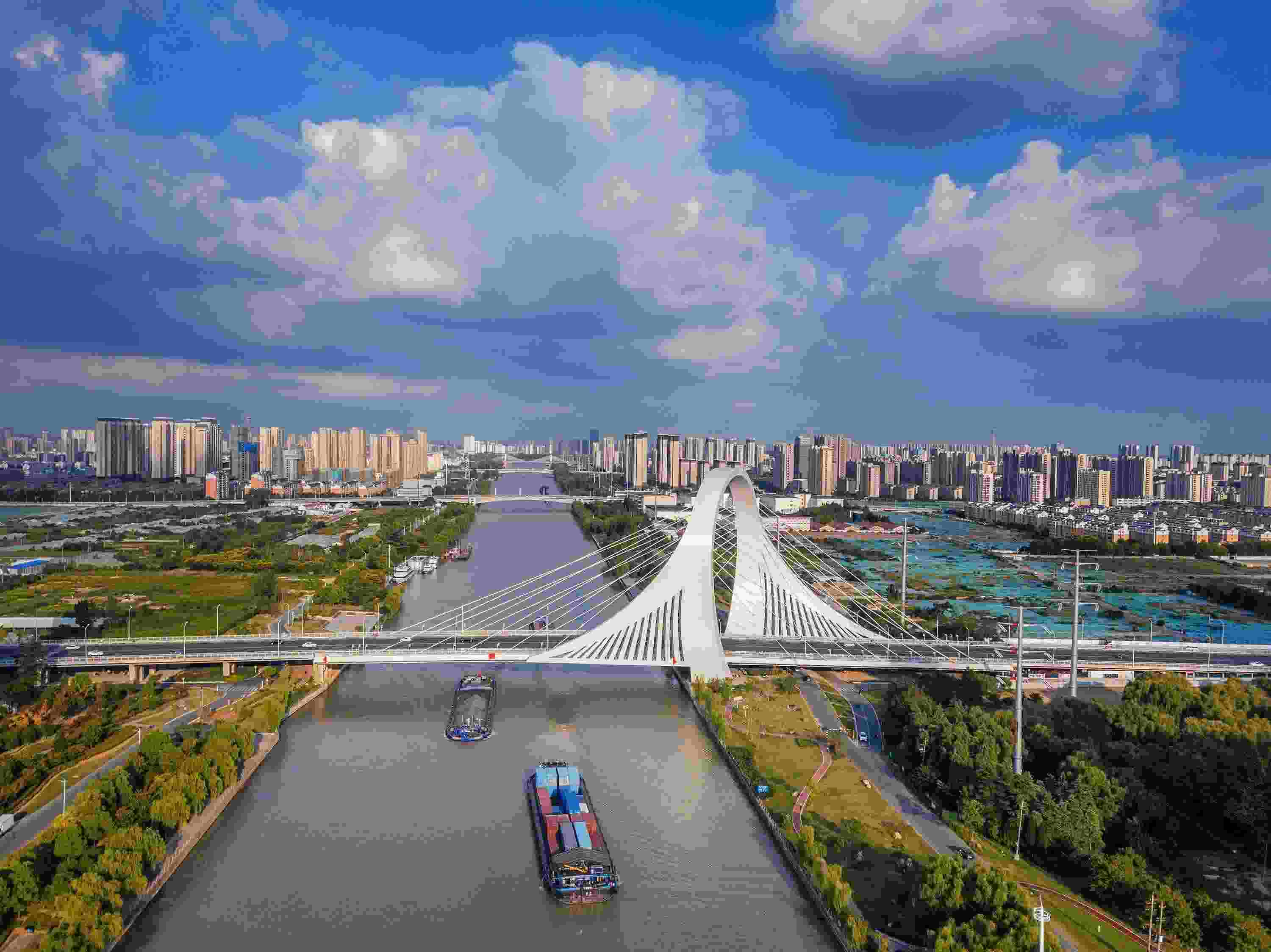 2022年9月12日，幾艘船舶行駛在江蘇淮安運(yùn)河大橋附近。