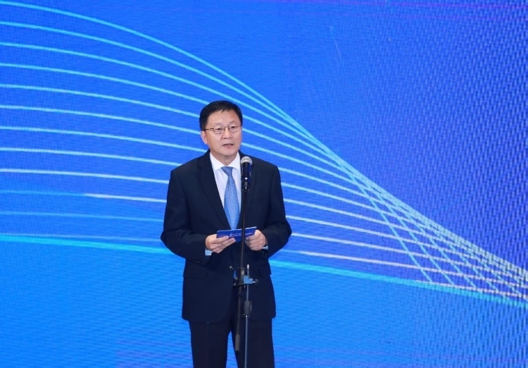 中國(guó)網(wǎng)總編輯王曉輝主持論壇。中國(guó)外文局供圖