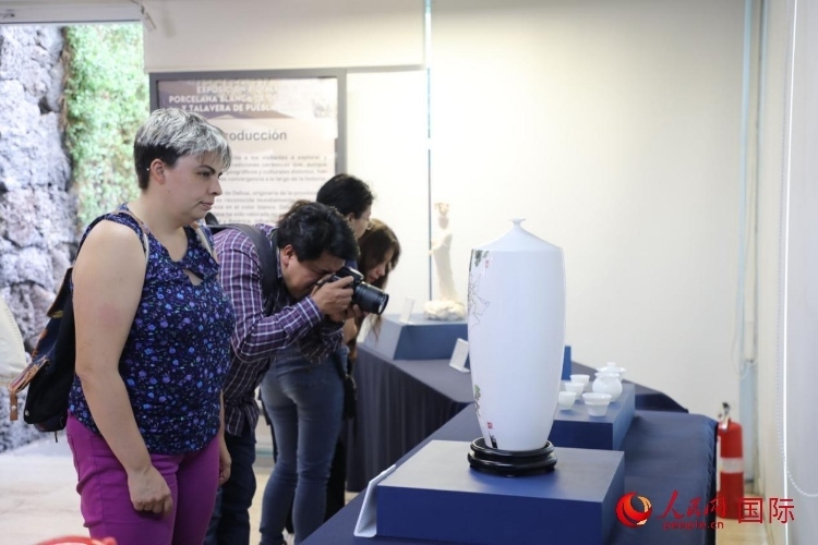 在展覽現(xiàn)場(chǎng)，觀眾們駐足欣賞德化白瓷和墨西哥彩瓷。人民網(wǎng) 埃內(nèi)斯托·多明戈斯攝