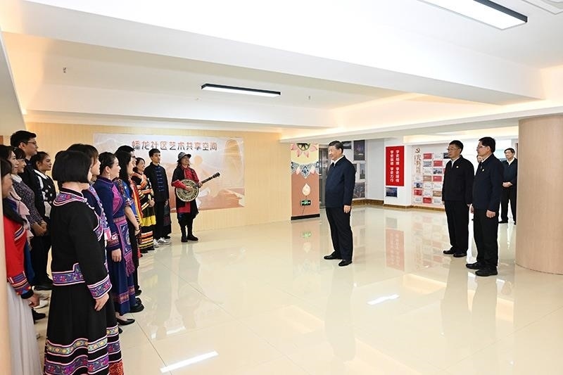 2023年12月14日，習(xí)近平總書記在廣西南寧市良慶區(qū)蟠龍社區(qū)黨群服務(wù)中心文體活動室同社區(qū)居民親切交流。