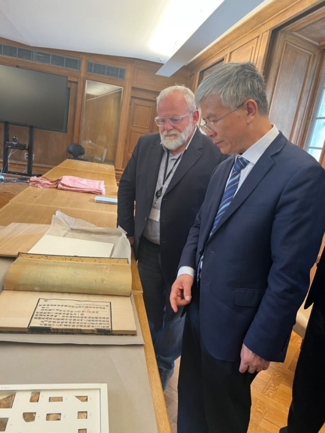 山東大學(xué)校長(zhǎng)李術(shù)才率團(tuán)訪問法國(guó)國(guó)家圖書館。山東大學(xué)供圖