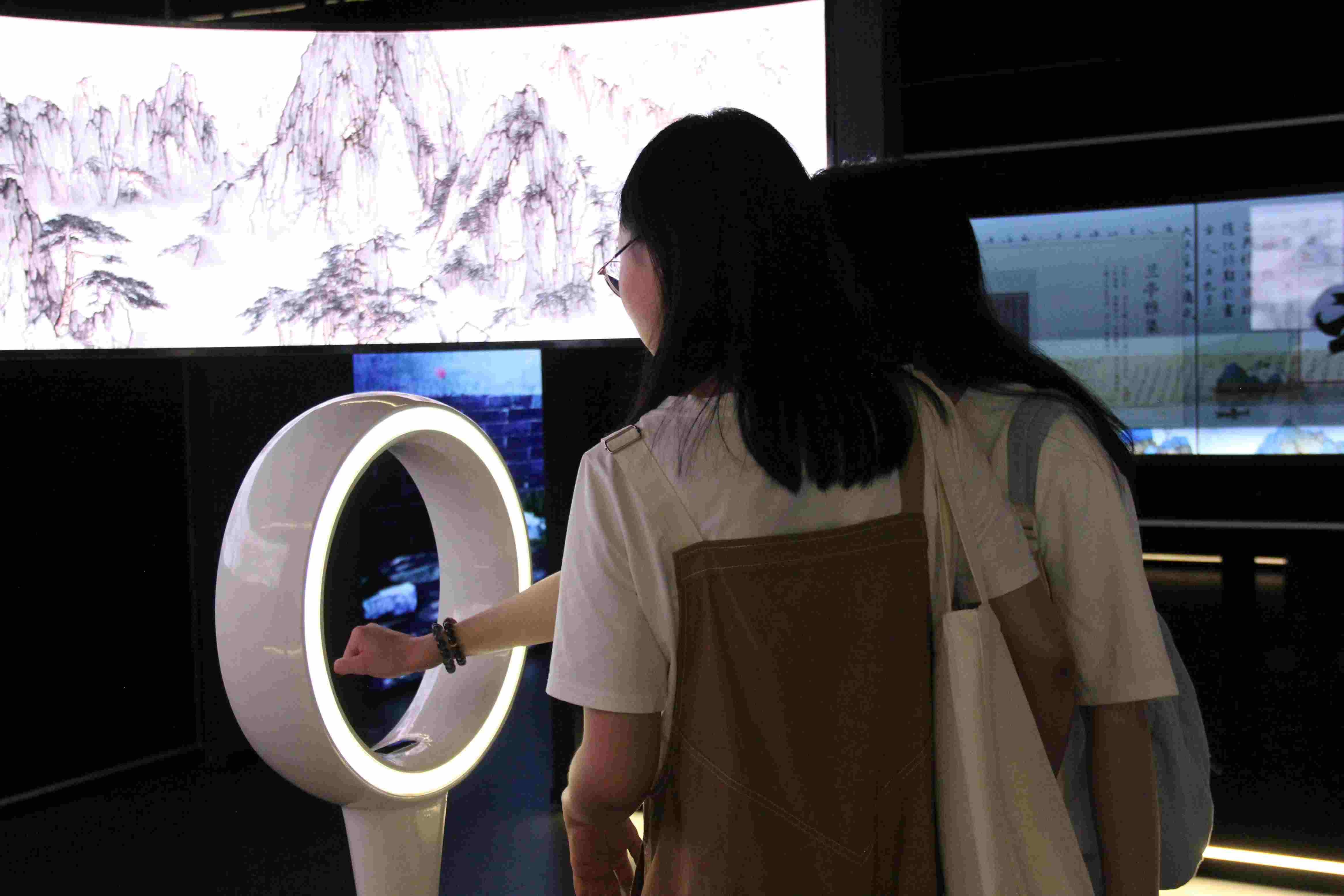 游客在“元啟金陵”南京數(shù)字文化客廳參觀并參與互動。受訪者供圖