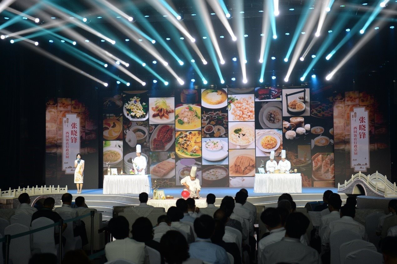 花園國際大酒店廚師長朱燾、西園飯店行政總廚張曉鋒、冶春面點(diǎn)總廚倪秋香、冶春面點(diǎn)制作技藝第五代傳人陳詩雅展示淮揚(yáng)菜絕技。