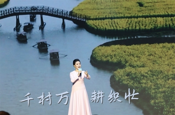 歌唱家、中國音樂學(xué)院教授雷佳現(xiàn)場演唱。