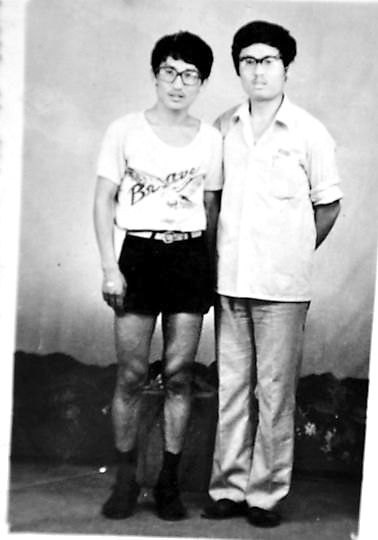 薛其坤（左）與大學(xué)同學(xué)合影。