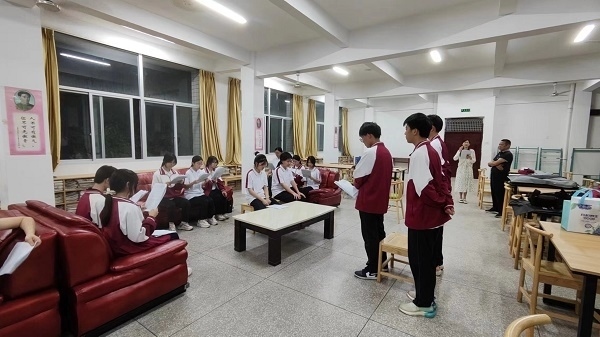 圖②：武平法院法官指導學生彩排。