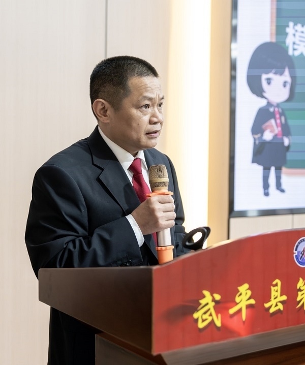 圖④：武平法院刑庭庭長候良石在模擬法庭后為學生上普法課。