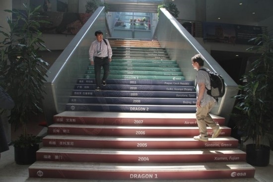 6月24日，在葡萄牙里斯本，與會(huì)者準(zhǔn)備走進(jìn)“龍計(jì)劃”五期總結(jié)研討會(huì)暨六期（2024-2028年）啟動(dòng)會(huì)會(huì)場(chǎng)。