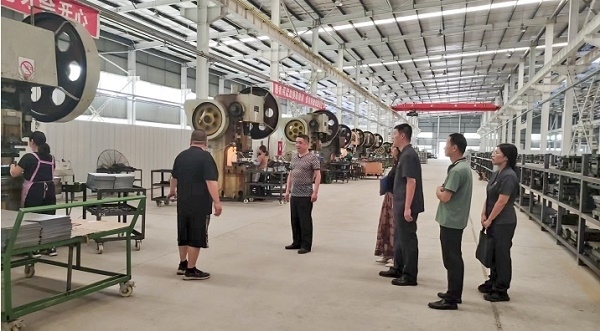 大渡口區(qū)法院法官回訪已盤活的被執(zhí)行企業(yè)。