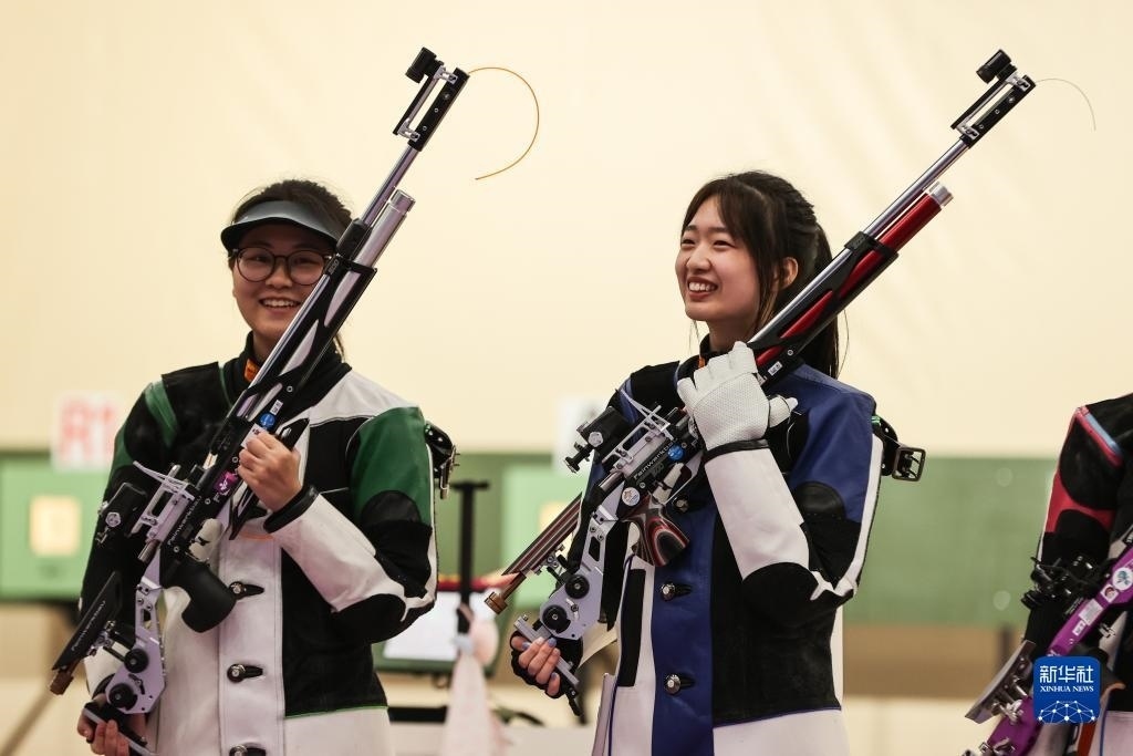 2023年9月24日，在杭州亞運(yùn)會(huì)射擊項(xiàng)目女子10米氣步槍個(gè)人決賽中，中國(guó)選手黃雨婷以252.7環(huán)的成績(jī)獲得冠軍，韓佳予獲得亞軍，印度選手拉米塔獲得季軍。圖為黃雨婷（右）、韓佳予在比賽后。新華社記者 單宇琦 攝