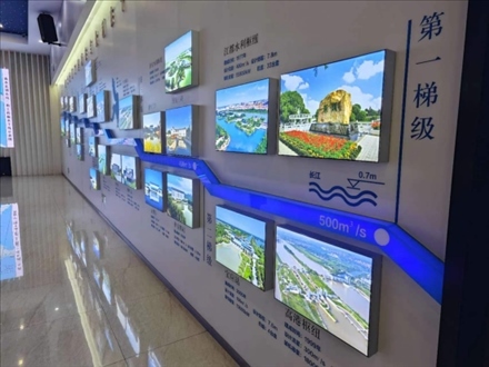 長(zhǎng)江水跨越13級(jí)“階梯”一路北上。人民網(wǎng)記者 黃鈺攝