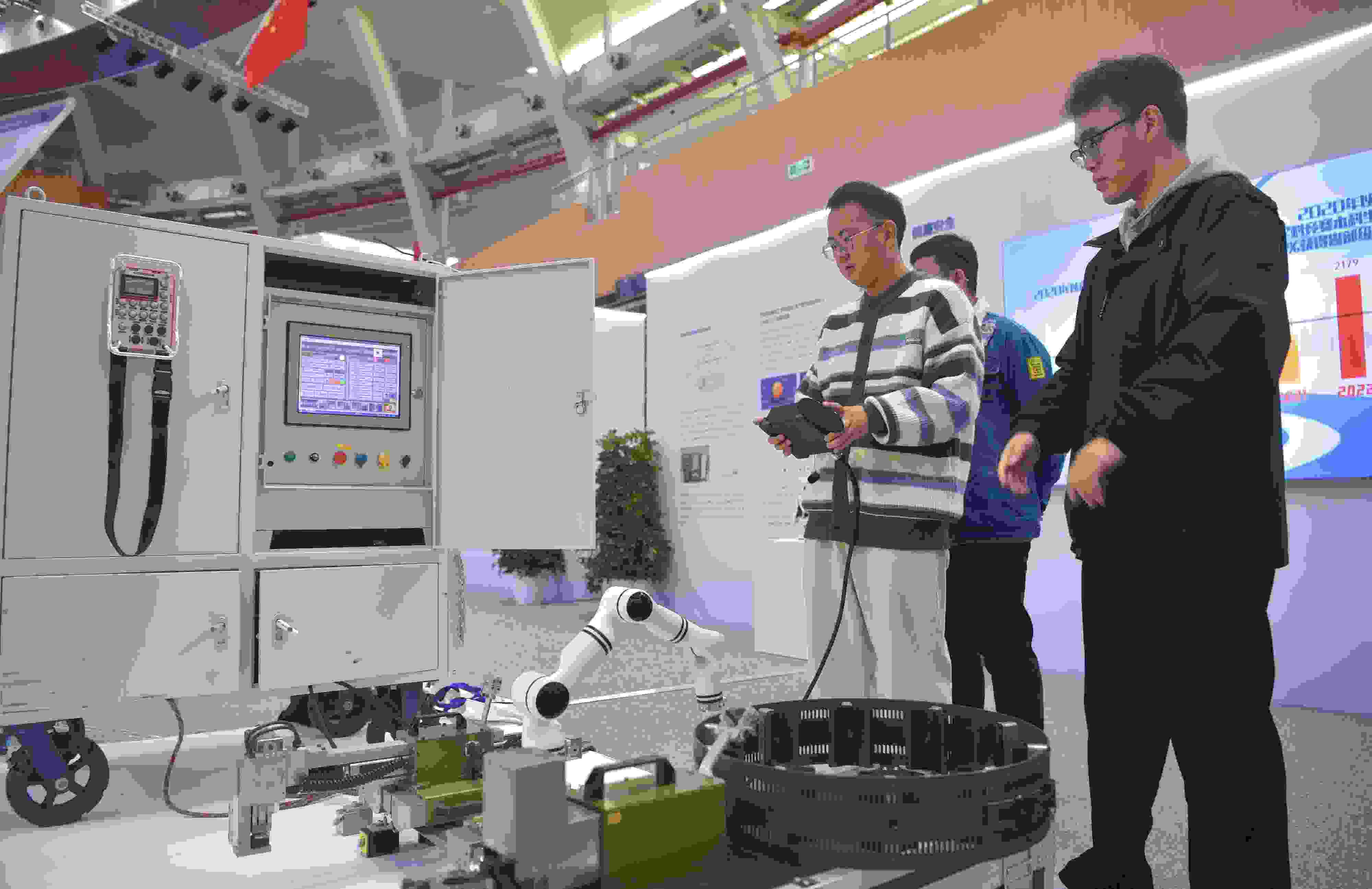 2023年，京南地區(qū)高?？萍汲晒平闀诒本┙ㄖ髮W(xué)大興校區(qū)舉行。圖為高校師生在展示管道全位置焊接機器人系統(tǒng)成果。