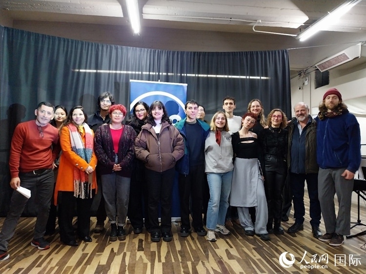 活動(dòng)現(xiàn)場(chǎng)藝術(shù)家合影。人民網(wǎng)記者 許放攝